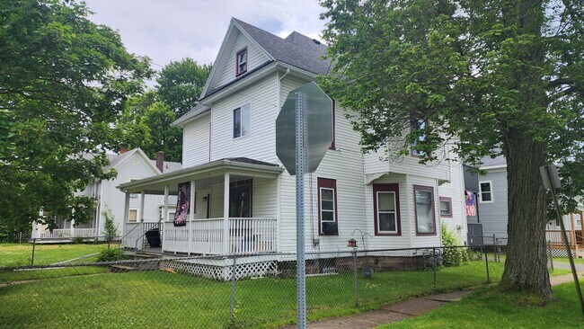 Primary Photo - 1015 Washington St