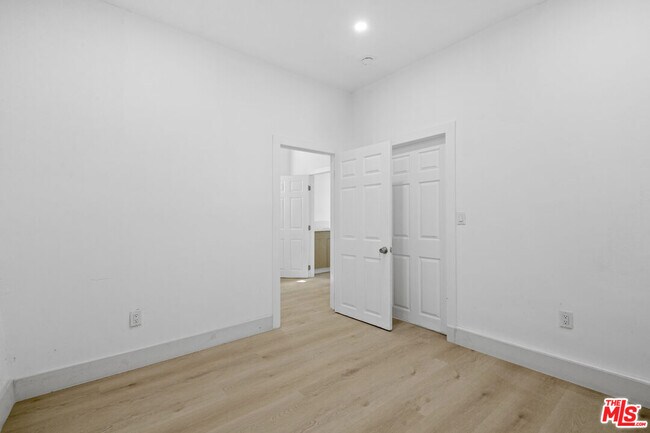 Building Photo - 934 S Mott St