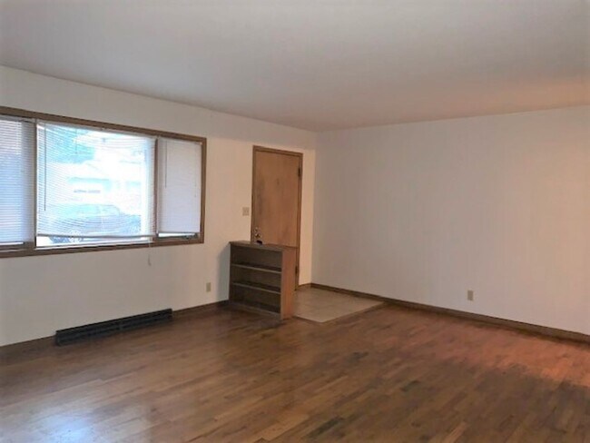 Building Photo - Great Location - 3 bedroom home available!