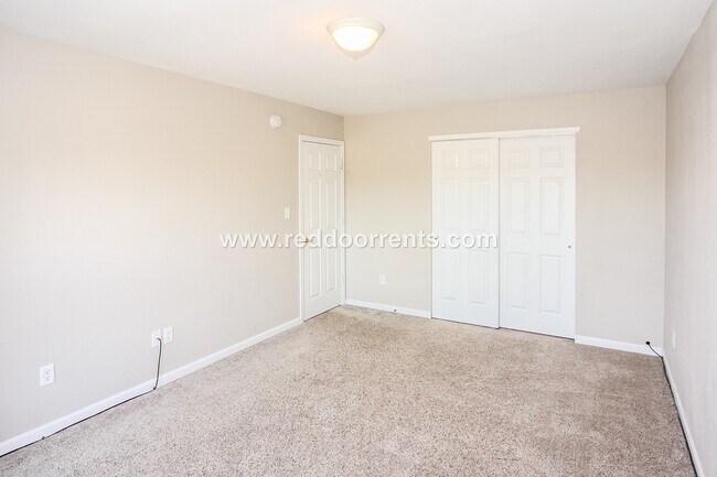 Building Photo - Perfect 3BR 2.5 BA Located Near All Necess...