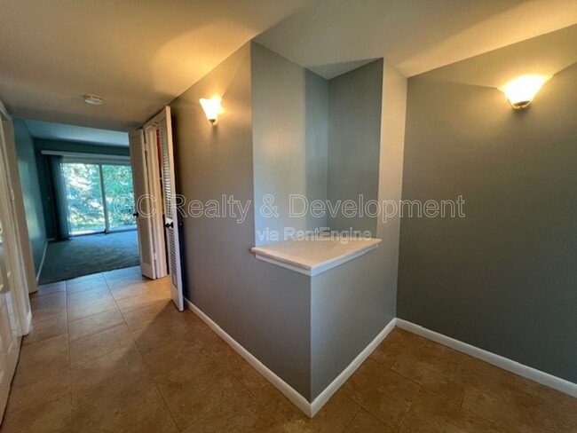 Building Photo - 1536 Young Cir