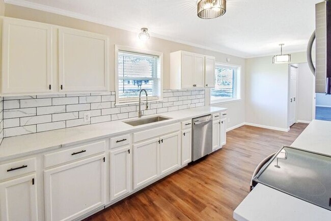 Building Photo - Available Now! Newly Remodeled 4 Bed 3 Bat...
