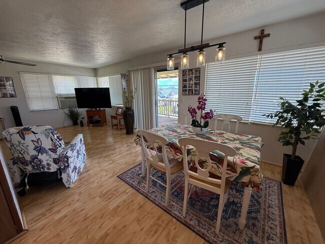 Building Photo - Ocean View 3 Bedroom Duplex Available Now in Kaimuki