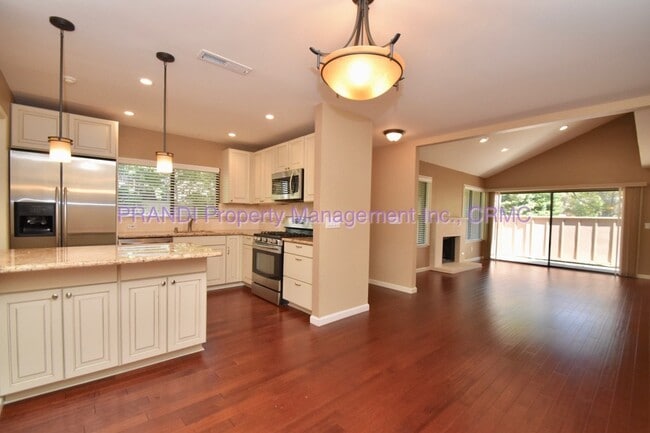 Building Photo - Lovely 3-Bedroom Townhouse in Desirable Pa...