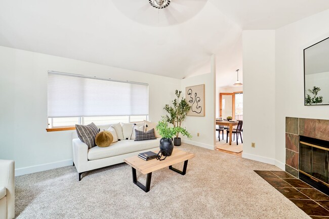 Building Photo - Delightful 3 bedroom home near Matthews Be...