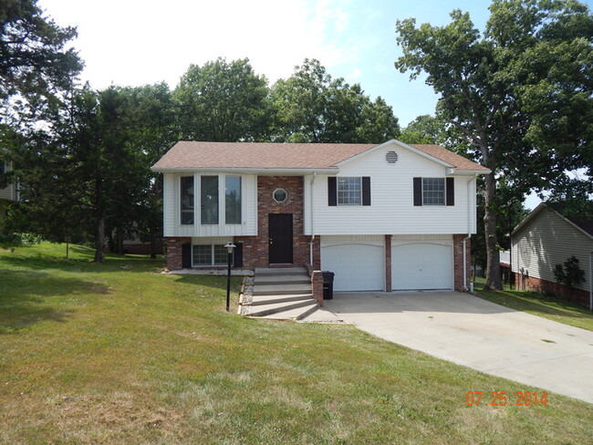 Building Photo - 3 bedroom, 2.75 bath, 2 car garage, family...