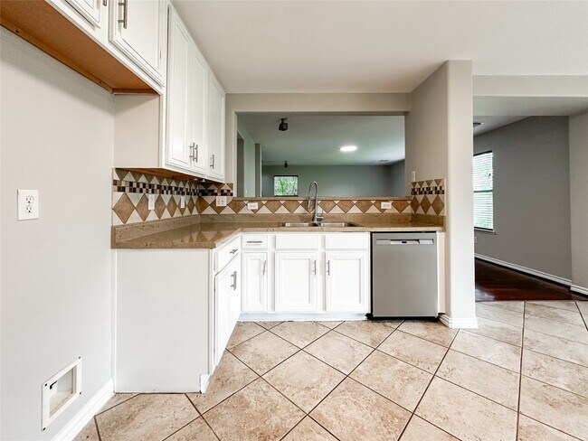 Building Photo - 5739 Westminster Village Dr