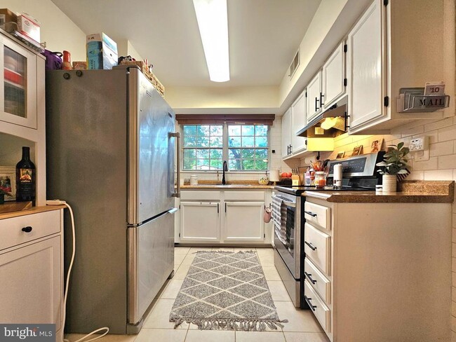 Building Photo - 7758 New Providence Dr