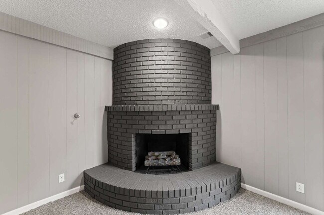 Building Photo - Spacious and updated townhome in Olathe!  1st month is Free!*