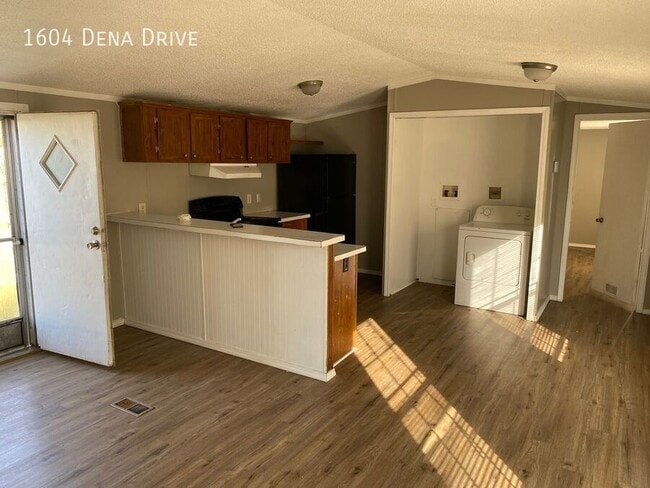 Building Photo - 1604 Dena Dr