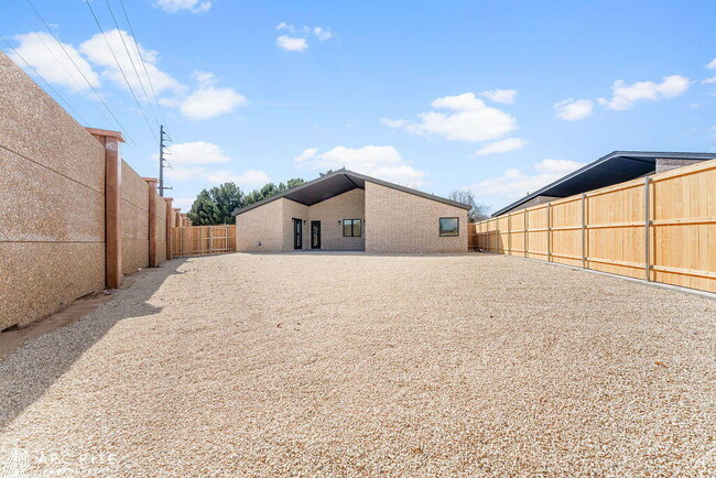 Building Photo - 2303 Toledo Ave