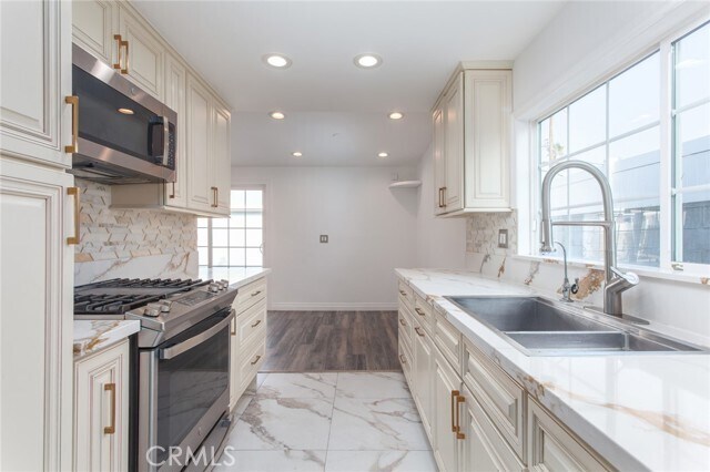 Building Photo - 9502 Laurel Canyon Blvd