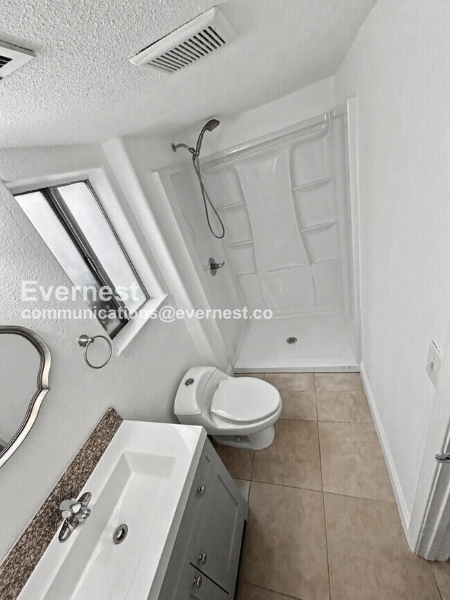 Building Photo - 4 Bed/3 Bath Home with Garage / Pet-Friendly / Vouchers Accepted / Available Now!