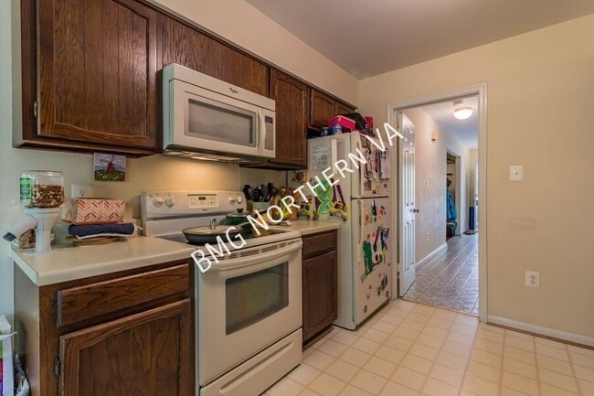 Building Photo - 3019 Seven Oaks Pl