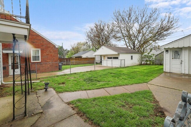 Building Photo - 446 W Capistrano Ave