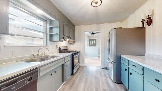 Building Photo - Hikes Point 3 Bed/2 Bath with Basement & Fenced-in Yard