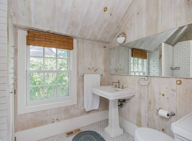 Building Photo - 156 Georgica Rd