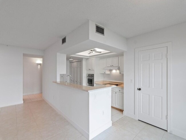 Building Photo - 5151 Jimmy Buffett Mem Hwy