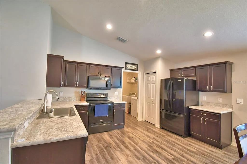 Building Photo - 647 Lake Dexter Cir