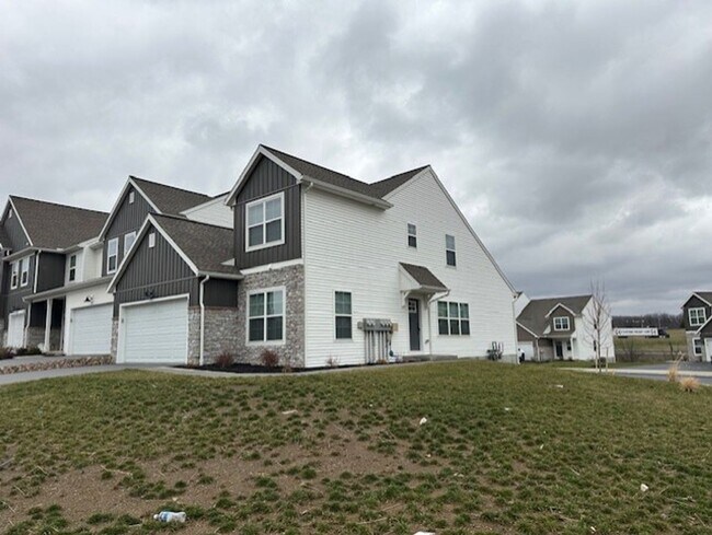 Building Photo - 7884 Oakbrook Dr