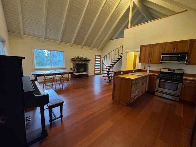 Building Photo - 11022 Palisades Ave SW