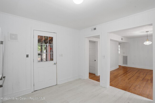 Building Photo - 872 NY-212