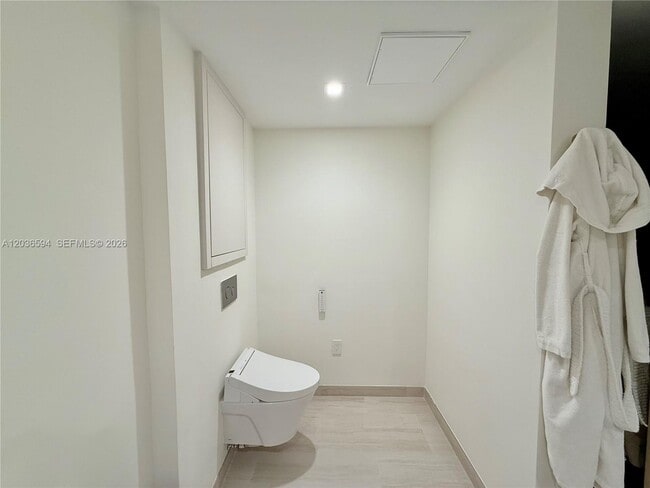 Building Photo - 495 Brickell Ave