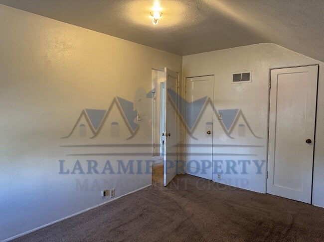 Building Photo - 2 Bed 1 Bath Near Campus