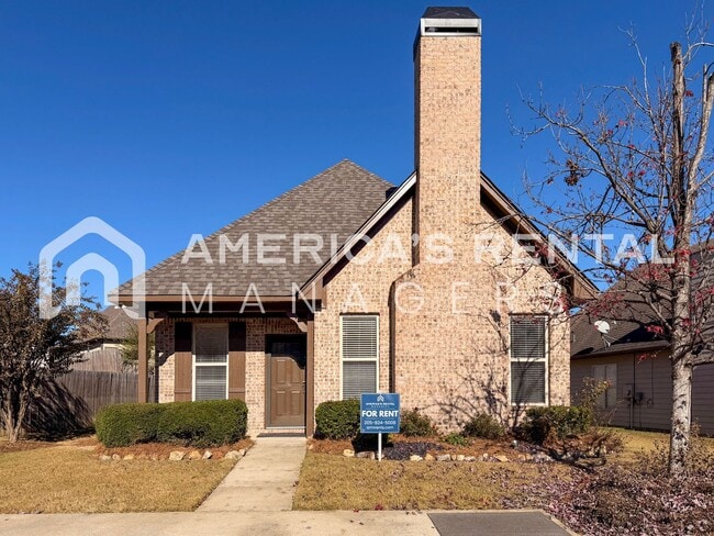 Building Photo - Modern One-Level Living with Pool and Club...