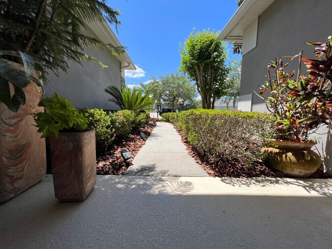 Building Photo - Beautiful 5 Bed 4 Bath Pool Home in the gu...