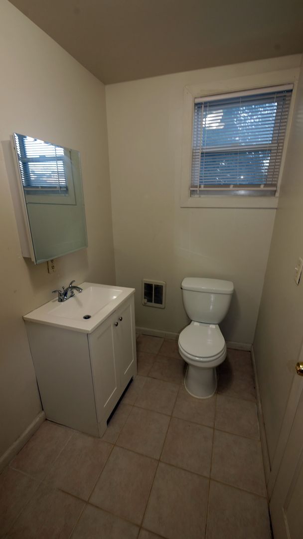 Building Photo - Updated large 2BR 1BA home with driveway p...
