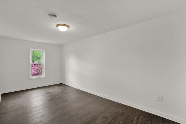 Building Photo - 569 Pleasant St
