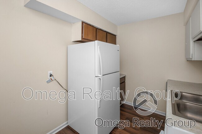 Building Photo - 425 Oakwood Ave