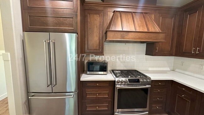 Building Photo - 3 BD | 2 BA Duplex with Fenced Backyard an...