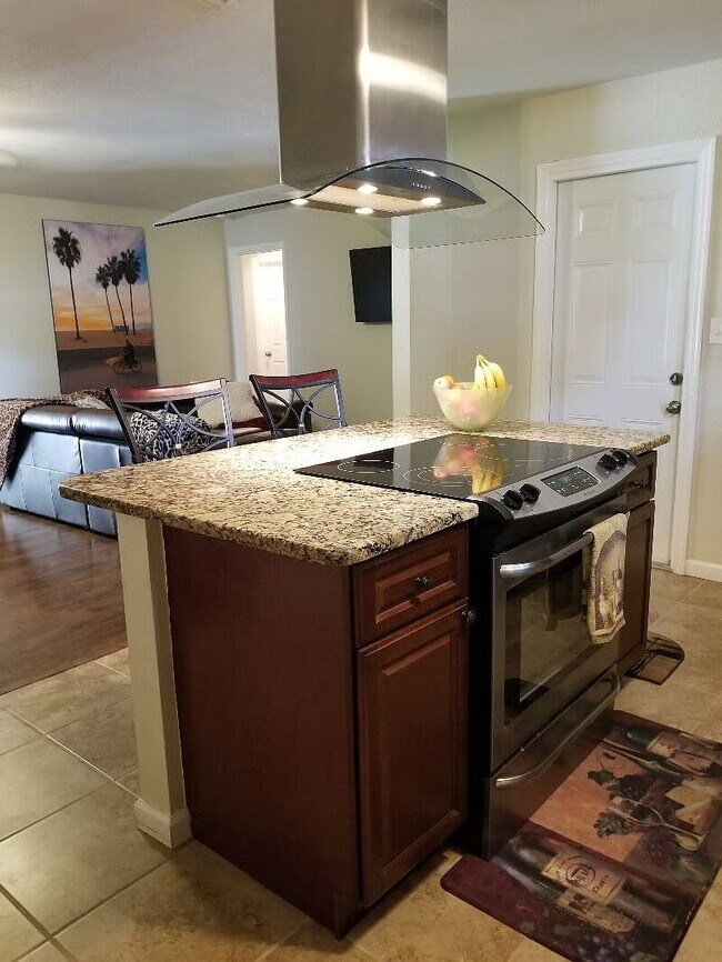 Building Photo - Beautifully Furnished 3-Bedroom Pool Home