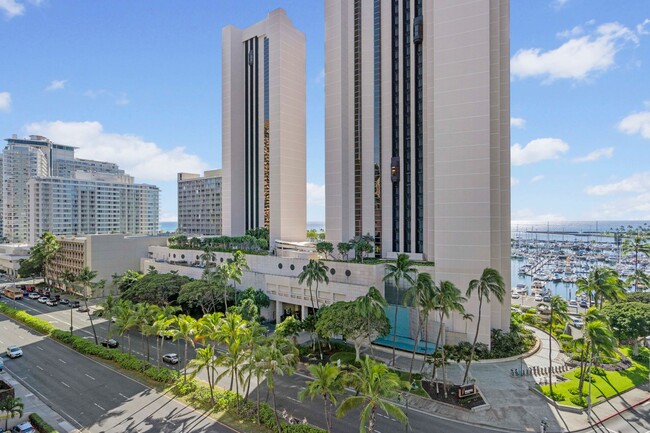 Building Photo - Waikiki condo with ocean views