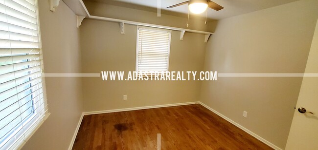 Building Photo - Very Nice North Overland Park Duplex-Avail...