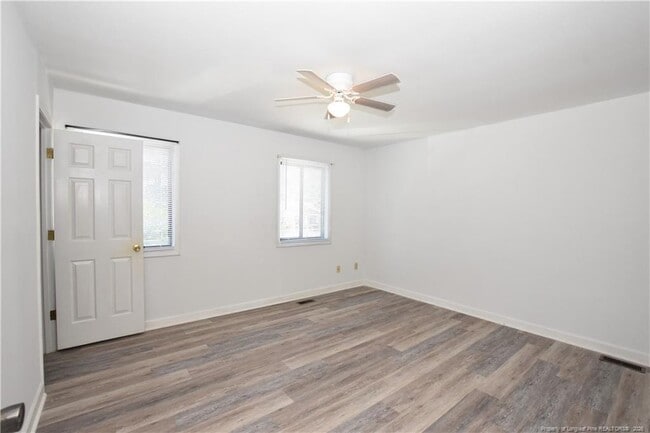 Building Photo - 400 N Steele St