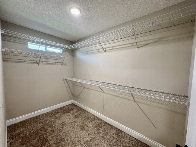 Building Photo - Beautiful Brick 3/2 in popular neighborhood!