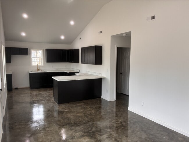 Building Photo - 408 Elm St