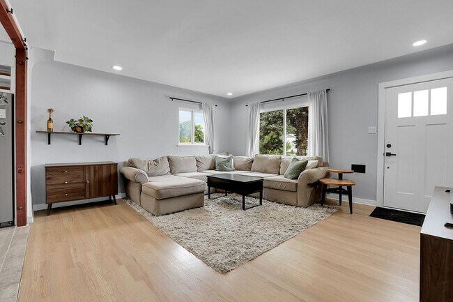 Building Photo - Modern and cozy 3 bedroom, 2 bath home