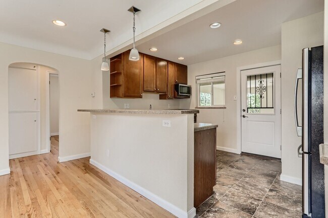 Building Photo - Amazing 4BR, 2BTH in Denver!