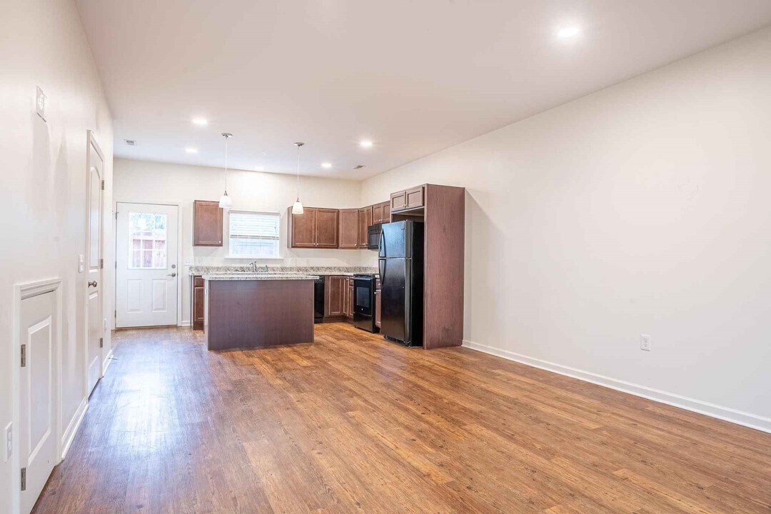 Building Photo - 270 Trunk St NE