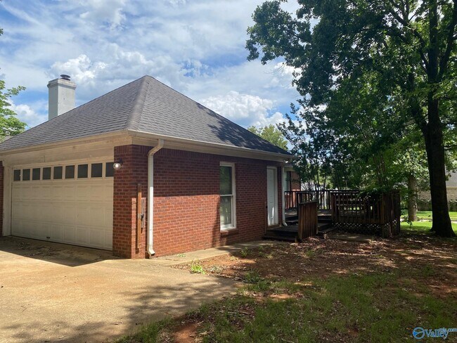Building Photo - 203 Glenridge Ct SW