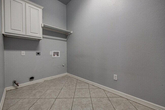 Building Photo - 2785 Lake Forest Dr