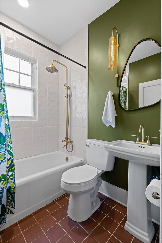 Building Photo - 3 Bed | 2 Bath | Fenced Backyard + Beautif...