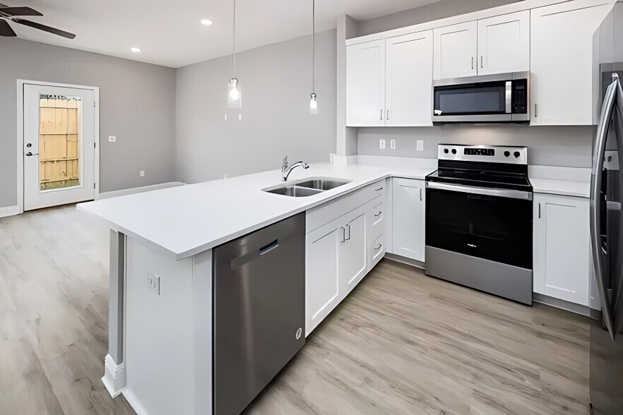 Building Photo - 319 Carmel Dr