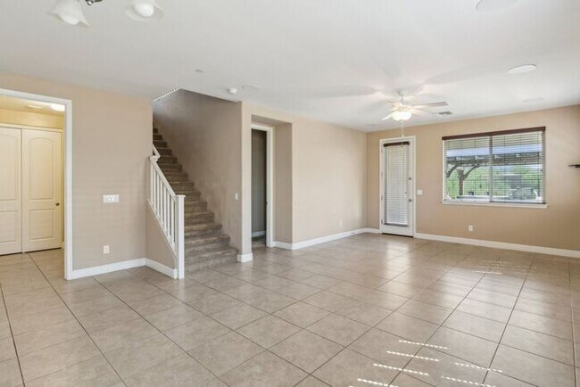 Building Photo - Welcome to this Charming 5 bedroom, 3.5 ba...