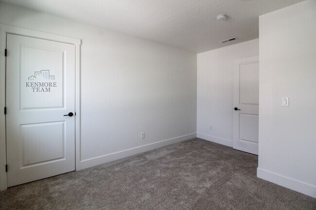 Building Photo - 4 Bedroom, 2.5 Bath Duplex in Kennewick