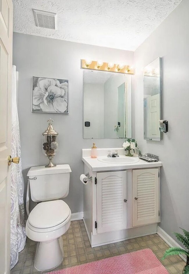 Building Photo - Well maintained condo in established Frederick neighborhood available mid April!